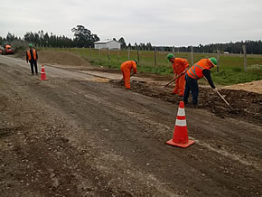 MOP repara baches en Ruta M-50 en la comuna de Chanco