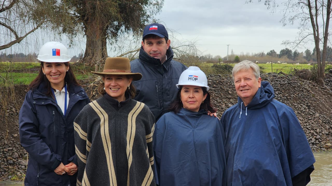 Autoridades inspeccionan obras de prevención en el estero Chequenlemillo como parte del plan regional de mitigación de crecidas