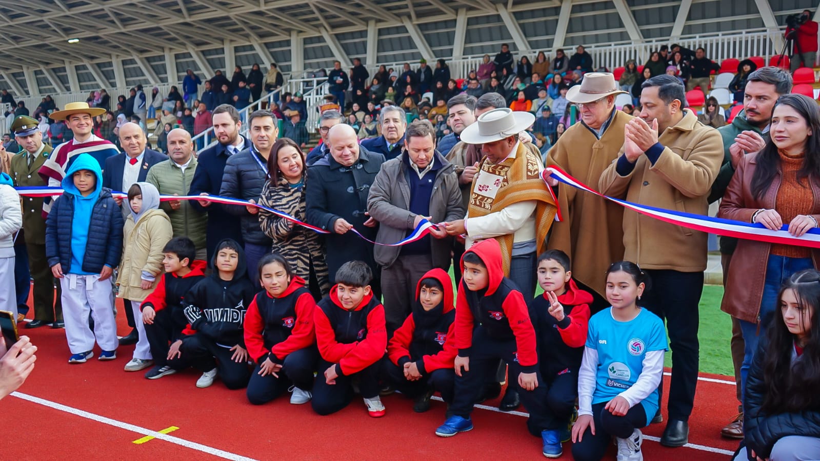 Masiva y atractiva inauguración del Complejo Deportivo de Colbún